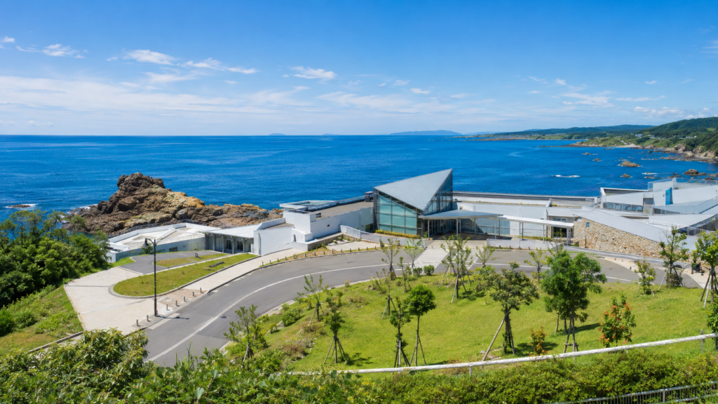 男鹿水族館GAO周辺から見える日本海と夏の海岸風景