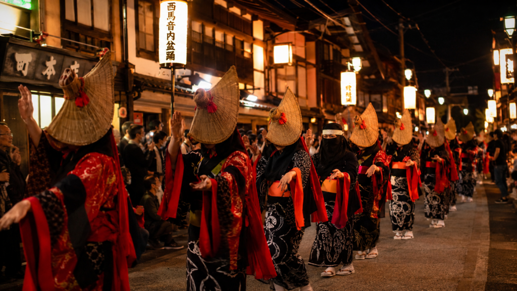 羽後町の西馬音内本町通りで行われる幻想的な盆踊りの会場風景